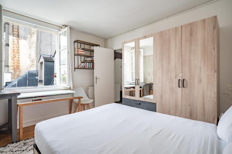 Saint-Germain 110 m2 Parisien Poutres Piano - image 11