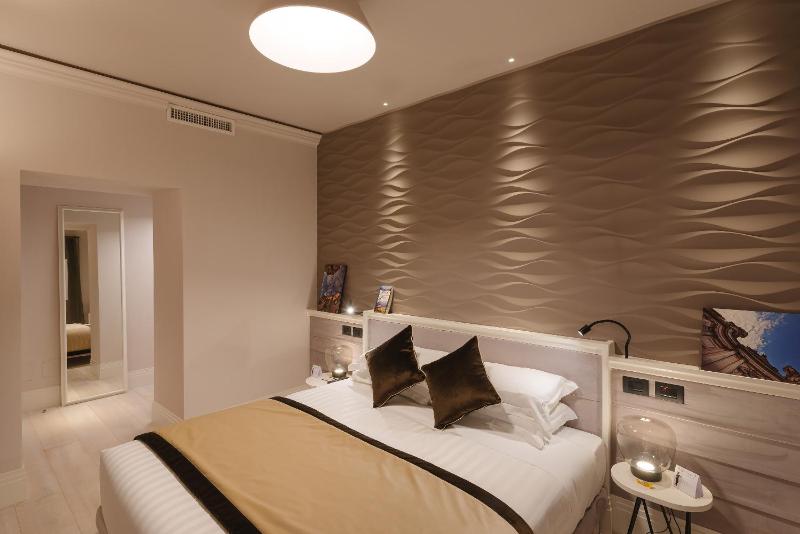 Deluxe Double or Twin Room image 2