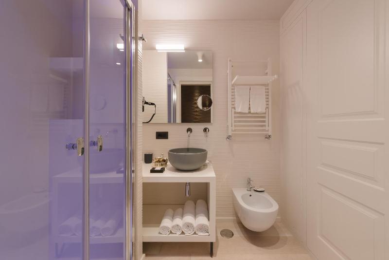 Deluxe Double or Twin Room image 3