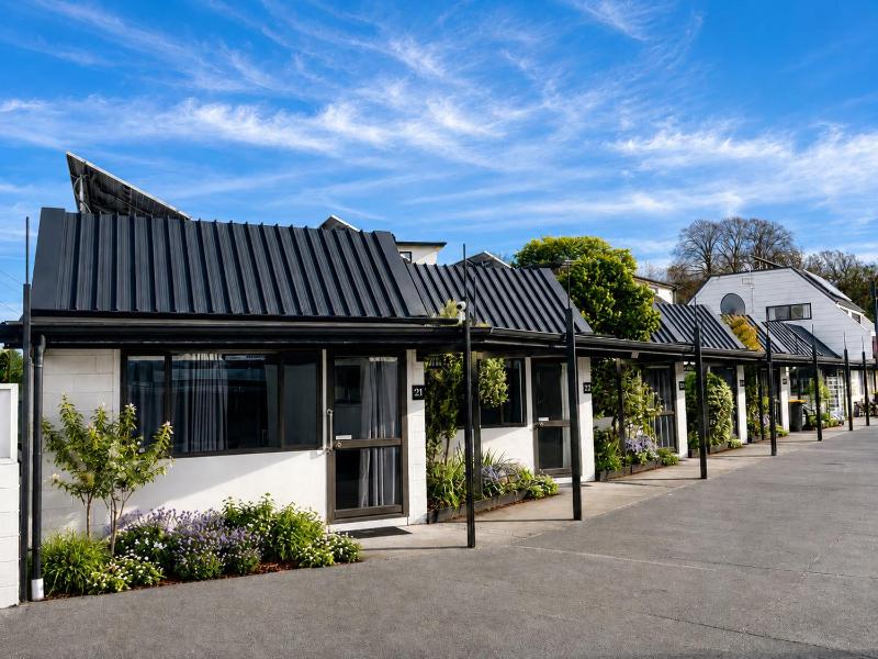 Gothic Heights Motel - image 20
