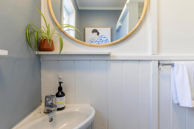 Wanderlust Retreat- Quaint and Romantic Cottage - image 35