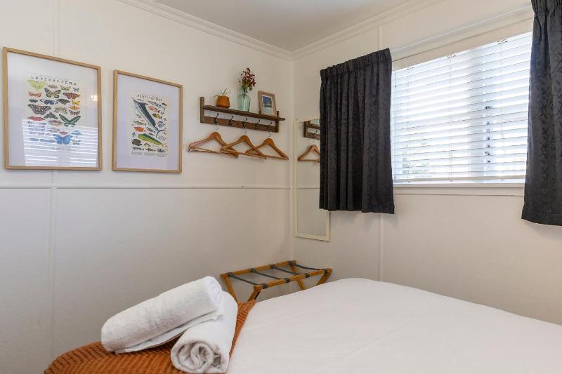 Wanderlust Retreat- Quaint and Romantic Cottage - image 2