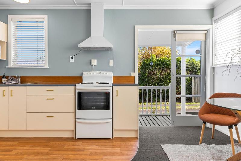 Wanderlust Retreat- Quaint and Romantic Cottage - image 10