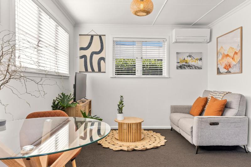 Wanderlust Retreat- Quaint and Romantic Cottage - image 31