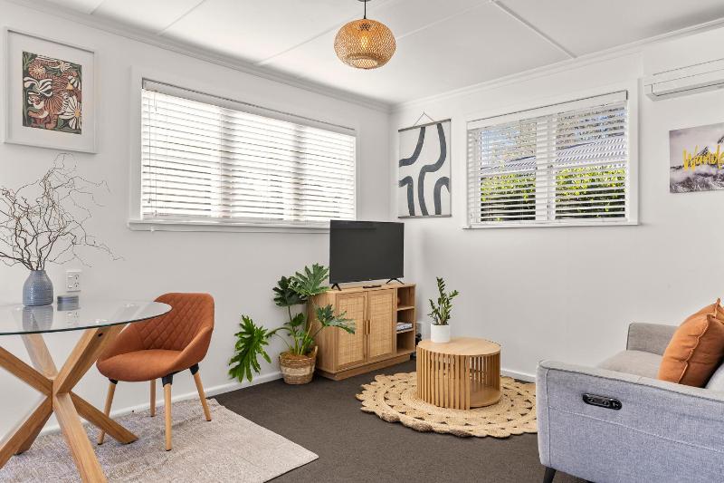Wanderlust Retreat- Quaint and Romantic Cottage - image 3