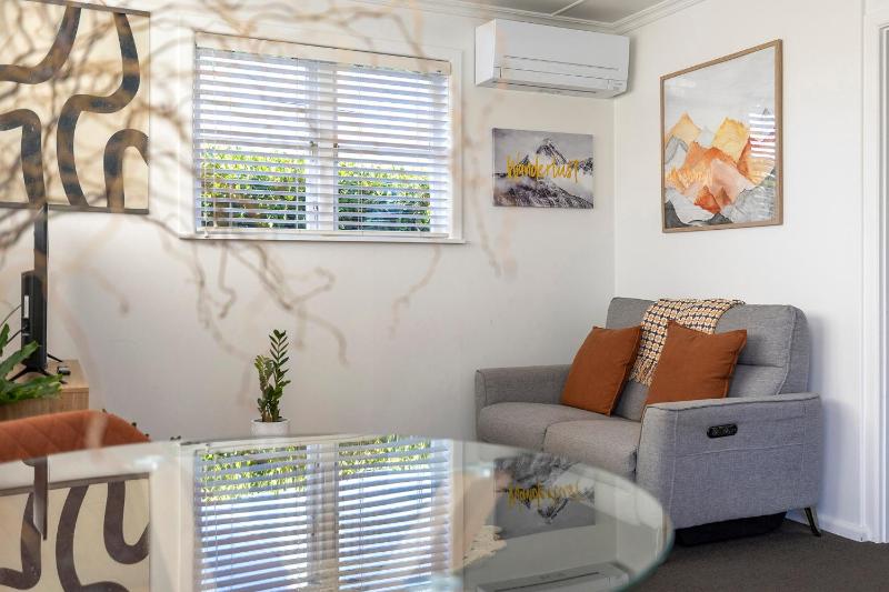 Wanderlust Retreat- Quaint and Romantic Cottage - image 16
