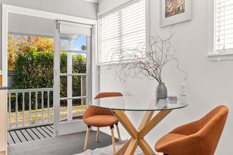 Wanderlust Retreat- Quaint and Romantic Cottage - image 6