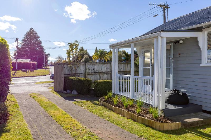 Wanderlust Retreat- Quaint and Romantic Cottage - image 4