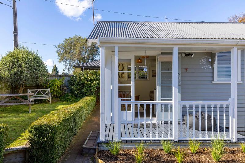 Wanderlust Retreat- Quaint and Romantic Cottage - image 8