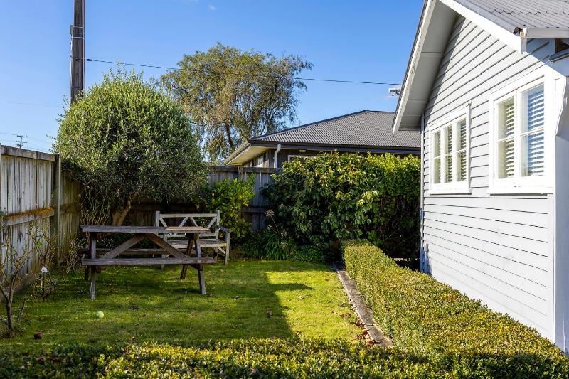 Wanderlust Retreat- Quaint and Romantic Cottage - image 28