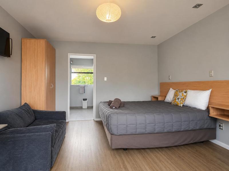Gothic Heights Motel - image 12