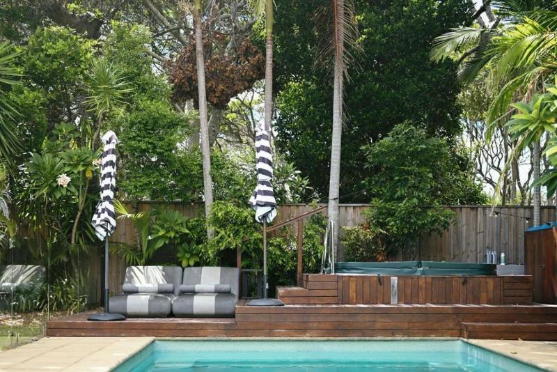 Pearl House on Tallows - Luxury Pet friendly Beachfront home with Pool Spa & Sauna - image 2
