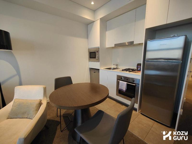 KozyGuru | Chatswood | Convenient 1 Bed Studio Apt - image 11