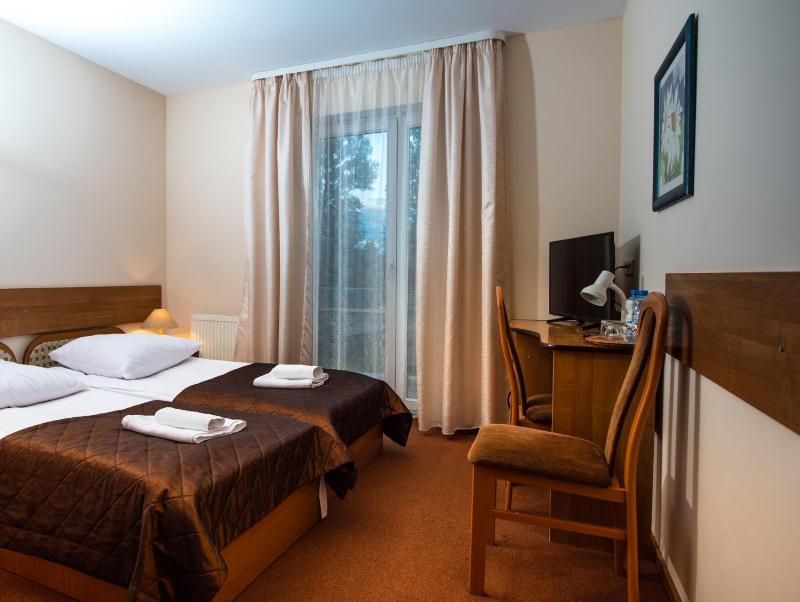 Twin Room image 4