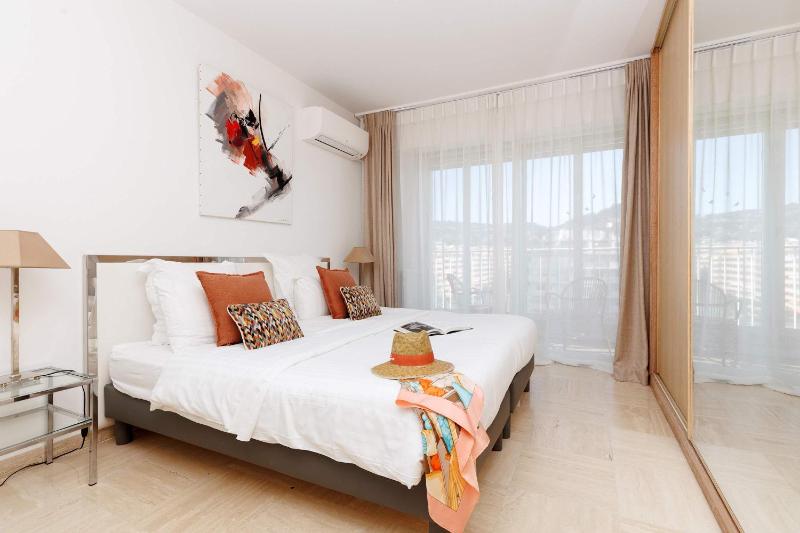 On la Croisette fabulous sea view 1 bed - image 20