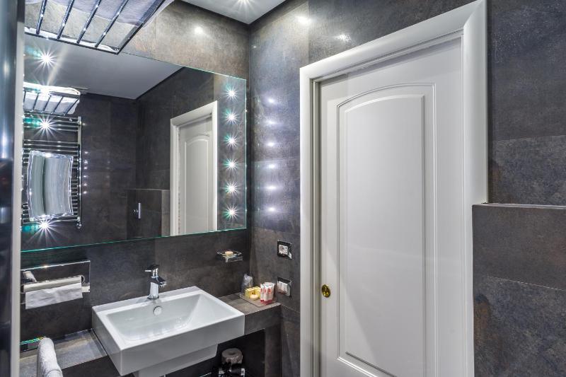 Double or Twin Room with City View image 3