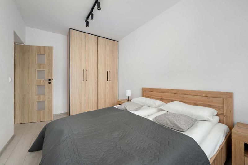 Spacious Apartment in Wrocław with Desk and Parking by Noclegi Renters - image 15