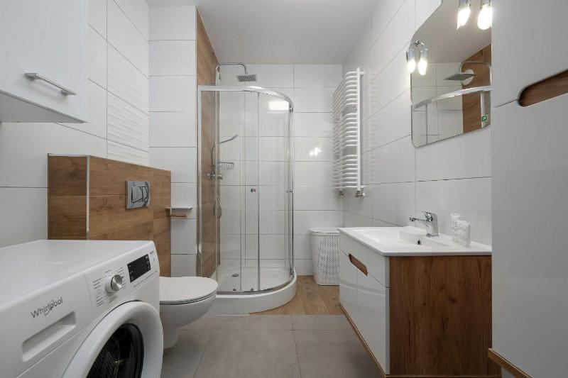 Spacious Apartment in Wrocław with Desk and Parking by Noclegi Renters - image 12