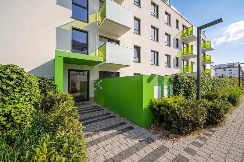 Spacious Apartment in Wrocław with Desk and Parking by Noclegi Renters - image 2