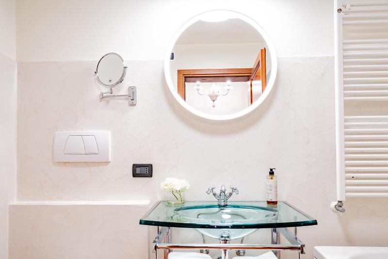 Ca' del Monastero 1 Collection Apt for 4 Guests with Balcony and Lift - image 16