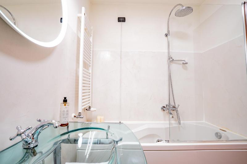 Ca' del Monastero 1 Collection Apt for 4 Guests with Balcony and Lift - image 10