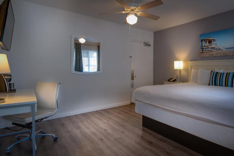 King Room with Garden View image 3
