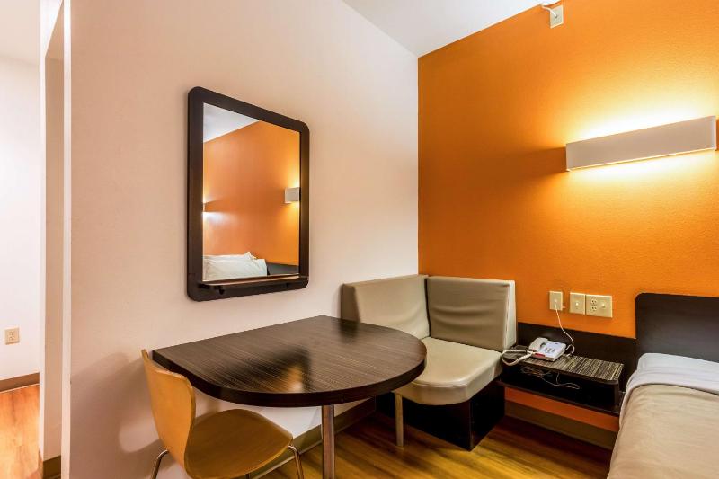 Queen Room with Two Queen Beds - Non-Smoking image 4