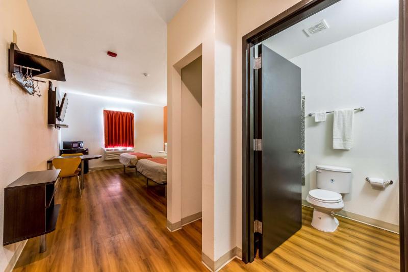 King Room - Non-Smoking image 2