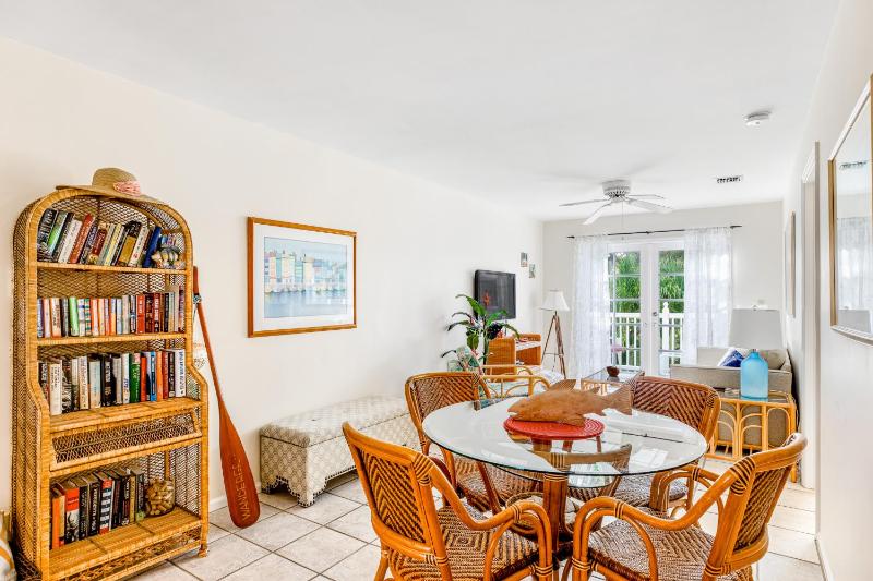 KW319FLR Happy Hour Haven - image 18