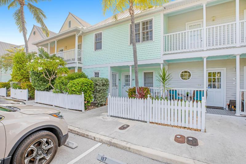 KW319FLR Happy Hour Haven - image 10
