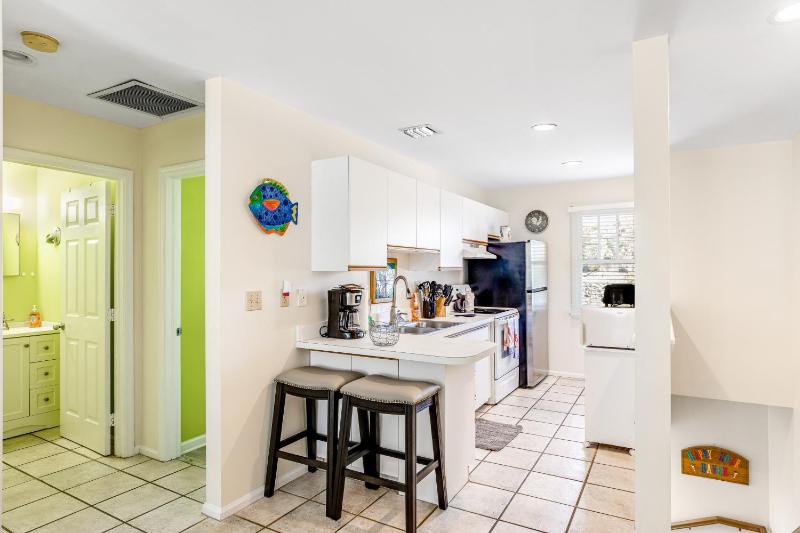 KW319FLR Happy Hour Haven - image 8