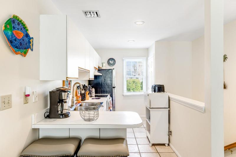 KW319FLR Happy Hour Haven - image 17