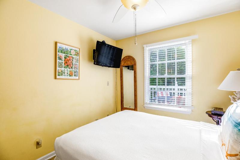 KW319FLR Happy Hour Haven - image 7