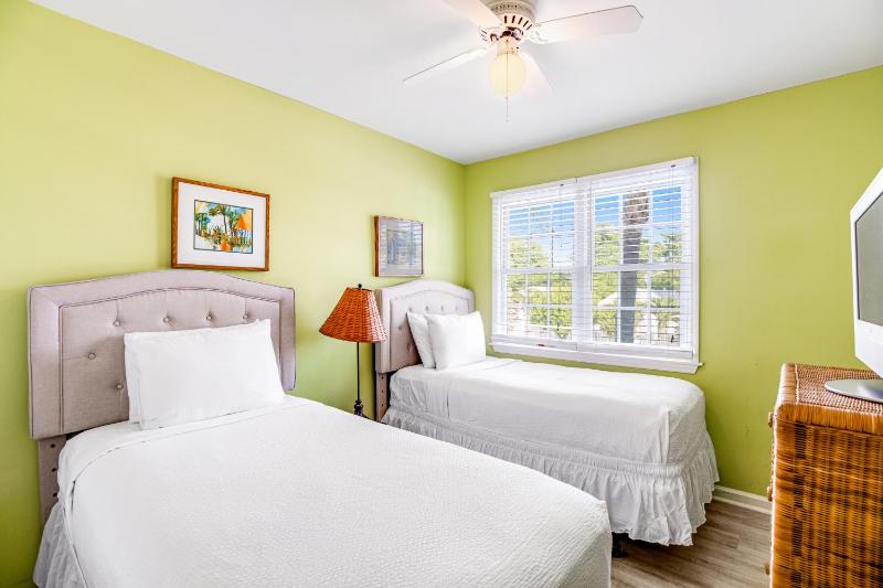 KW319FLR Happy Hour Haven - image 6