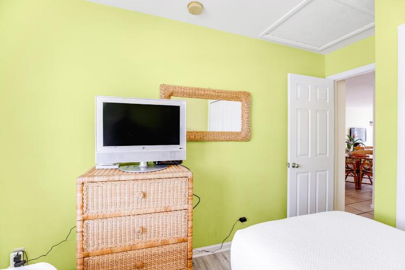 KW319FLR Happy Hour Haven - image 9
