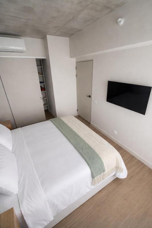 Central and peaceful stay near parks and dining - image 14