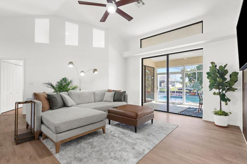 Waterfront Cape Coral Pool Villa I Gulf Access I Kayaks - image 9