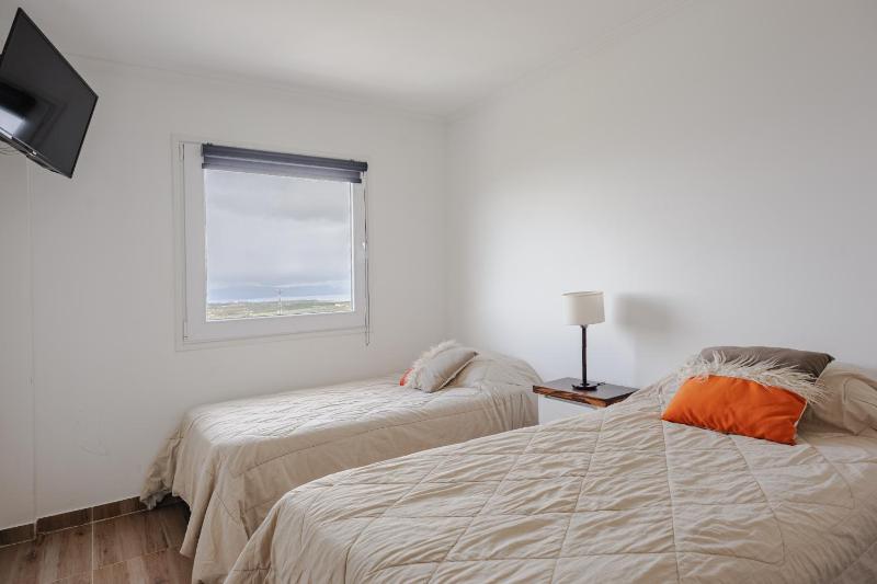 Kóor Stays - Sea View - image 8