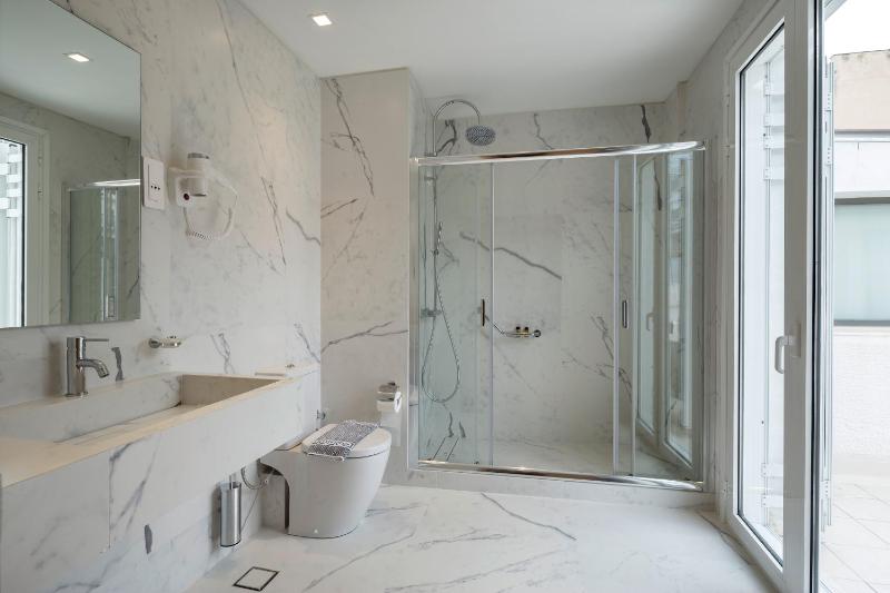 Superior Twin Room with View image 3