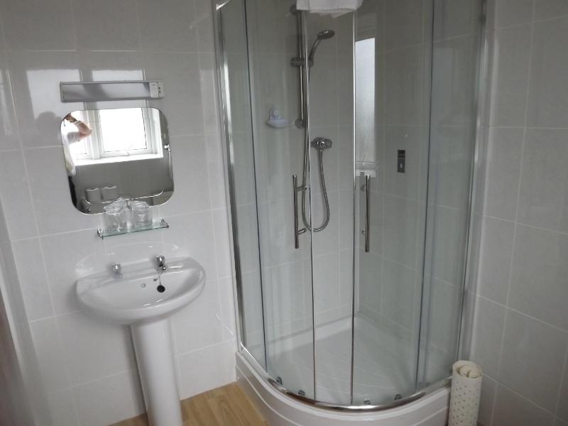 Family Room (2 Adults + 1 Child) image 3