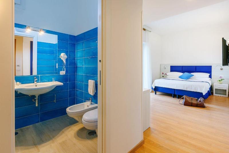 Superior Double Room with Balcony and Sea View image 4
