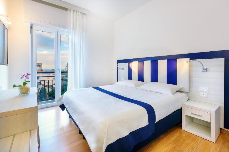 Superior Double Room with Balcony and Sea View image 3
