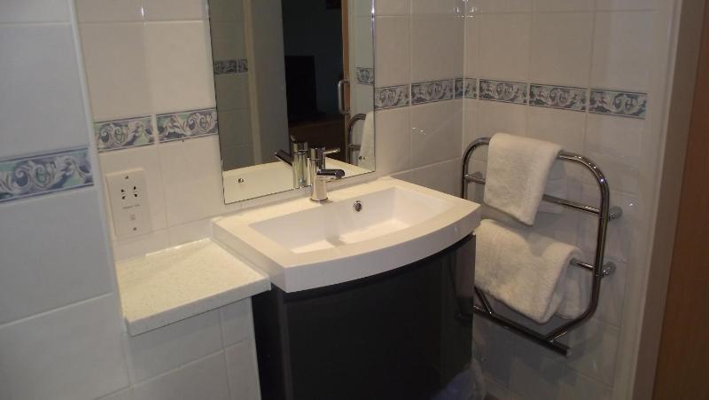 Twin Room image 3