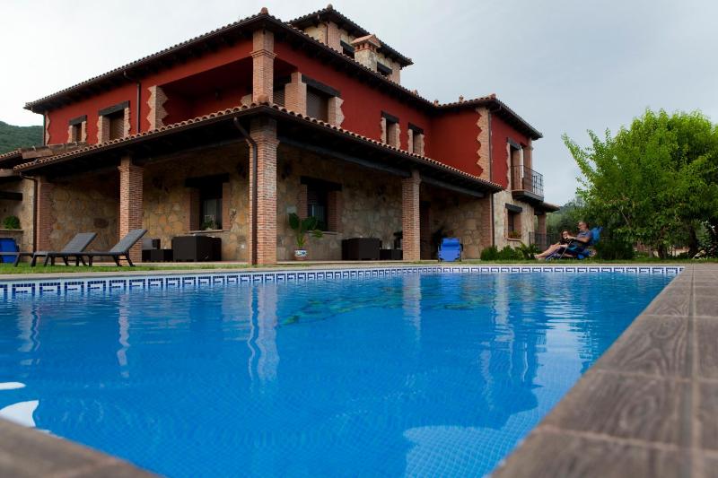 Twin Room with Mountain View image 4