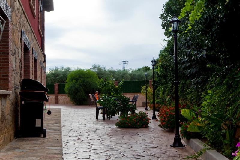 Twin Room with Mountain View image 3