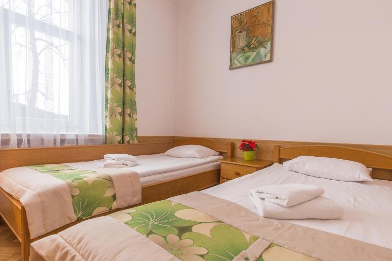 Twin Room image 3
