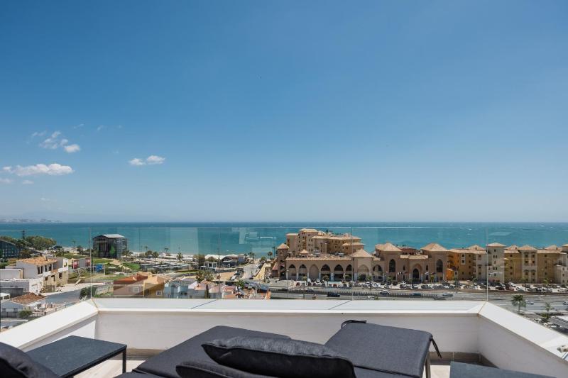 OAK Luxury Skyline by Alfresco Stays - image 6