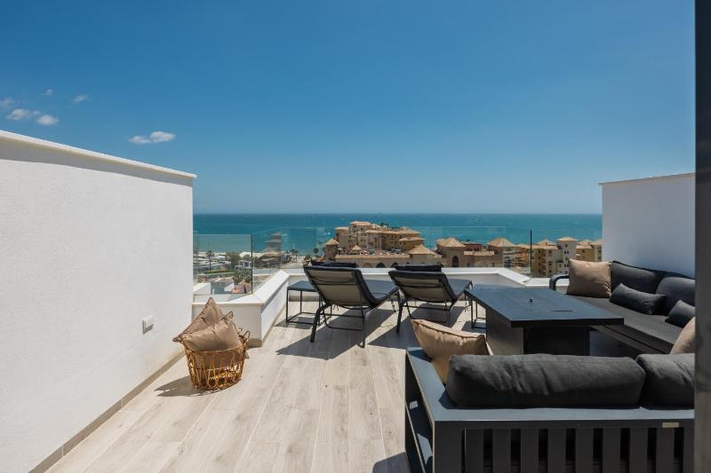 OAK Luxury Skyline by Alfresco Stays - image 4