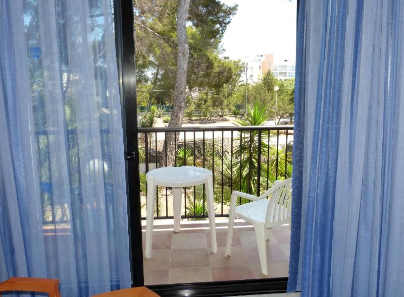 Double or Twin Room with Garden View image 4