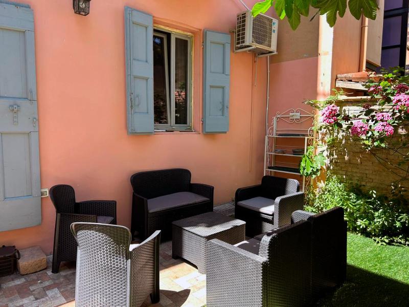Oasis in the Center with Garden by Synergy Up to 5 guests - image 3